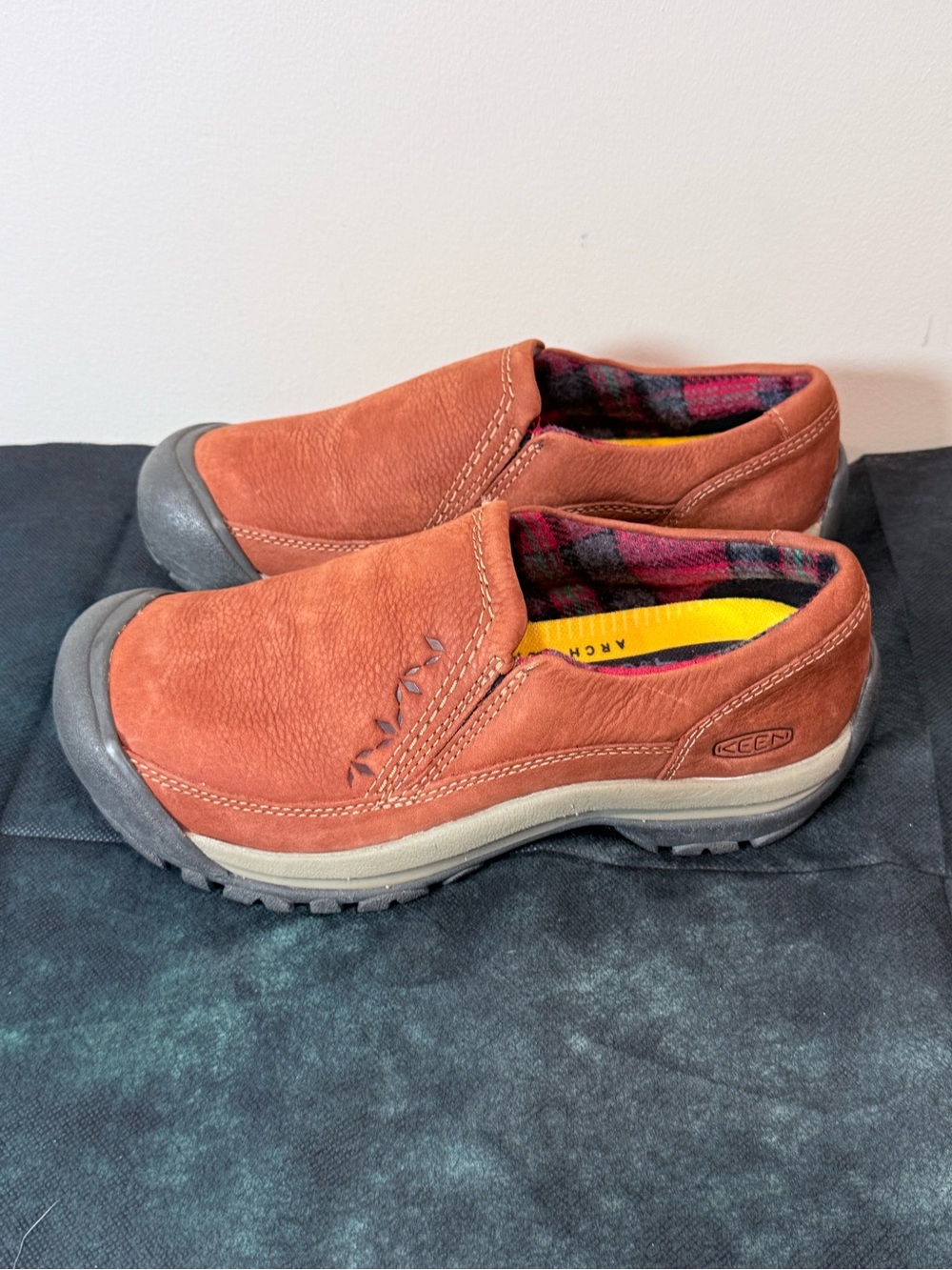 🔥NWOT KEEN Women's Slip-On Moccasins in Rust Orange with Gray Soles Size 6.5 🔥
